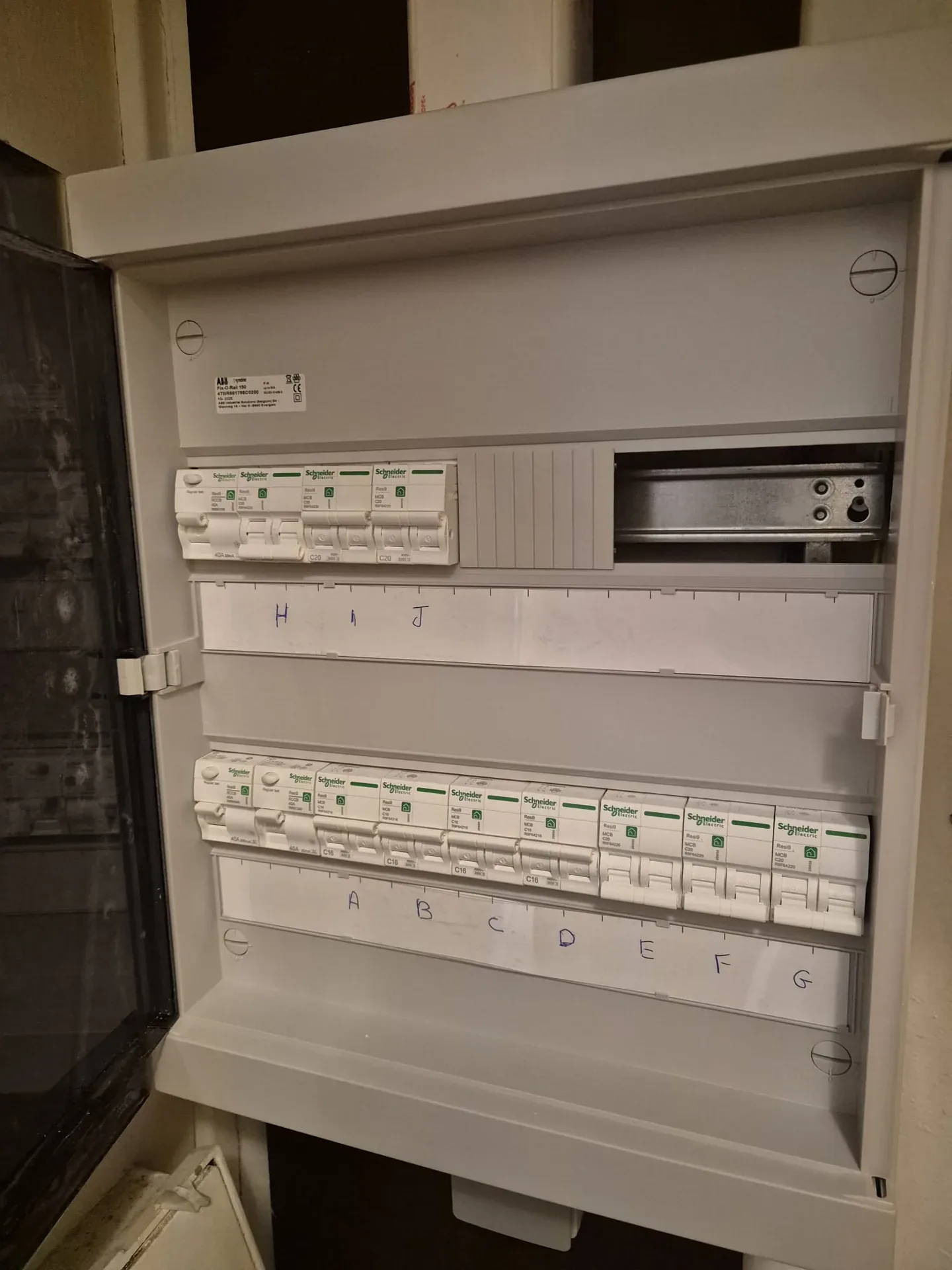 Tableau existant ouvert : repérage des circuits avant diagnostic.
