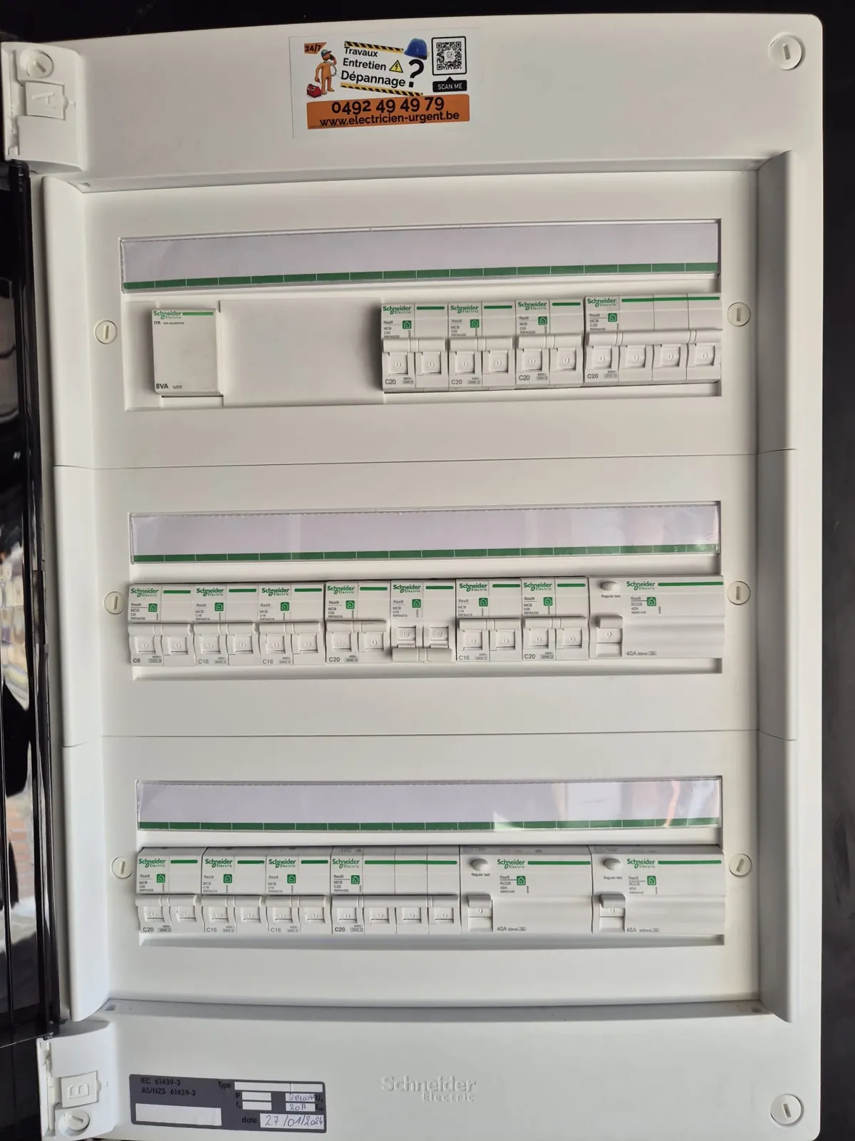 Nouveau tableau Schneider trois rangées (Resi9), avec différentiels 30 mA et 300 mA.