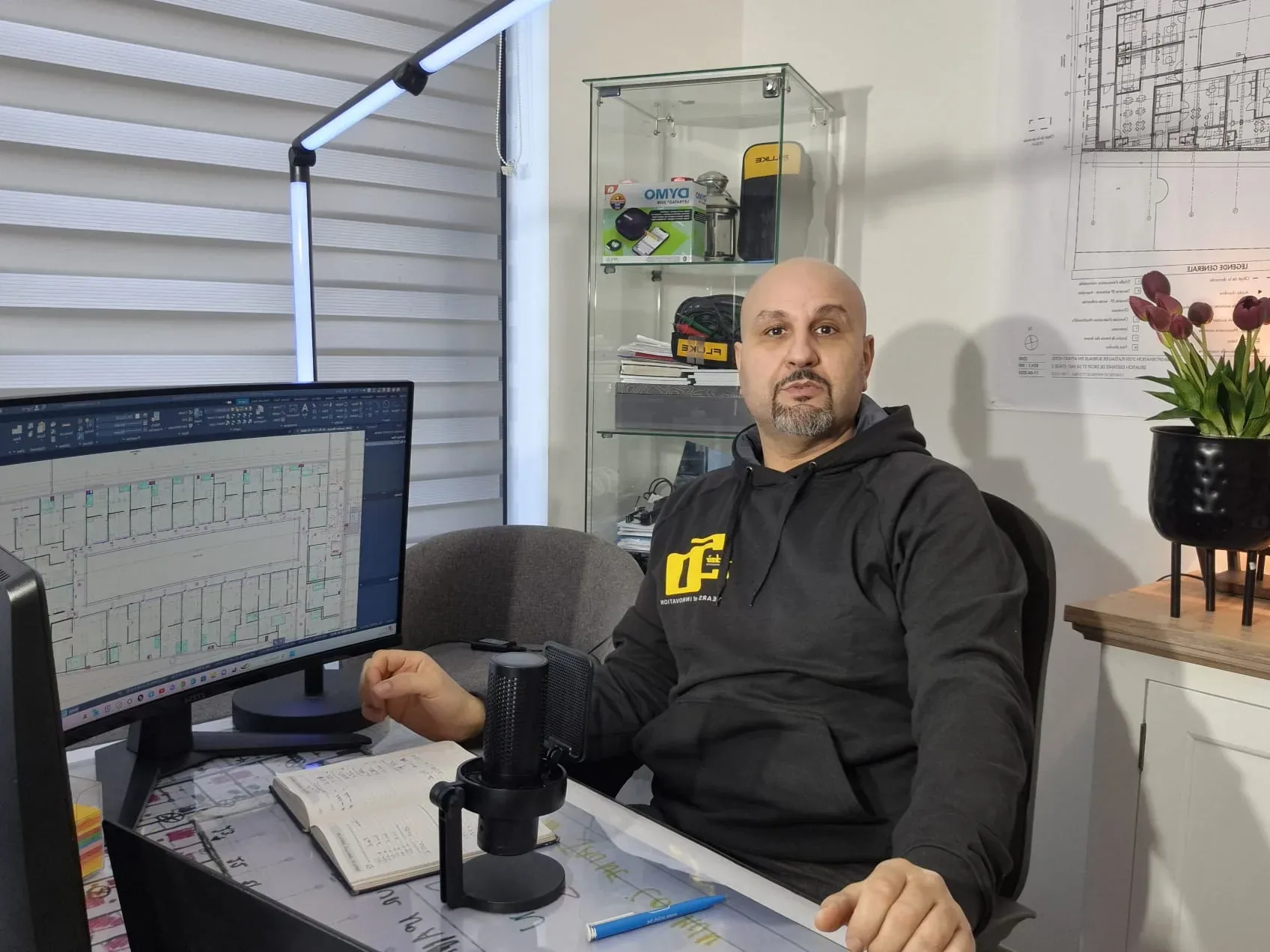 Préparation du schéma électrique au bureau, avant l'intervention.