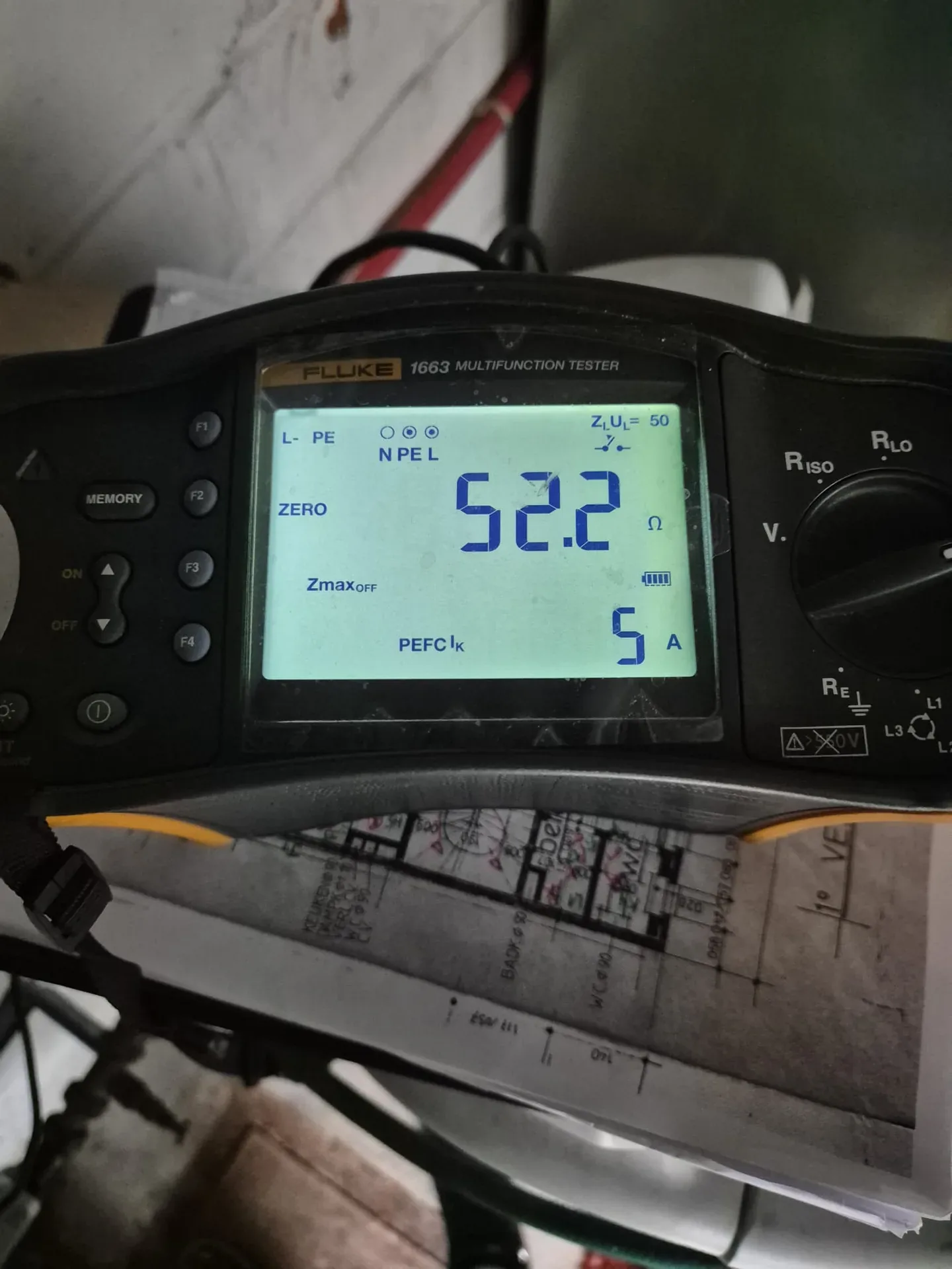 Mesure relevée au testeur, posée sur le schéma de l'installation.