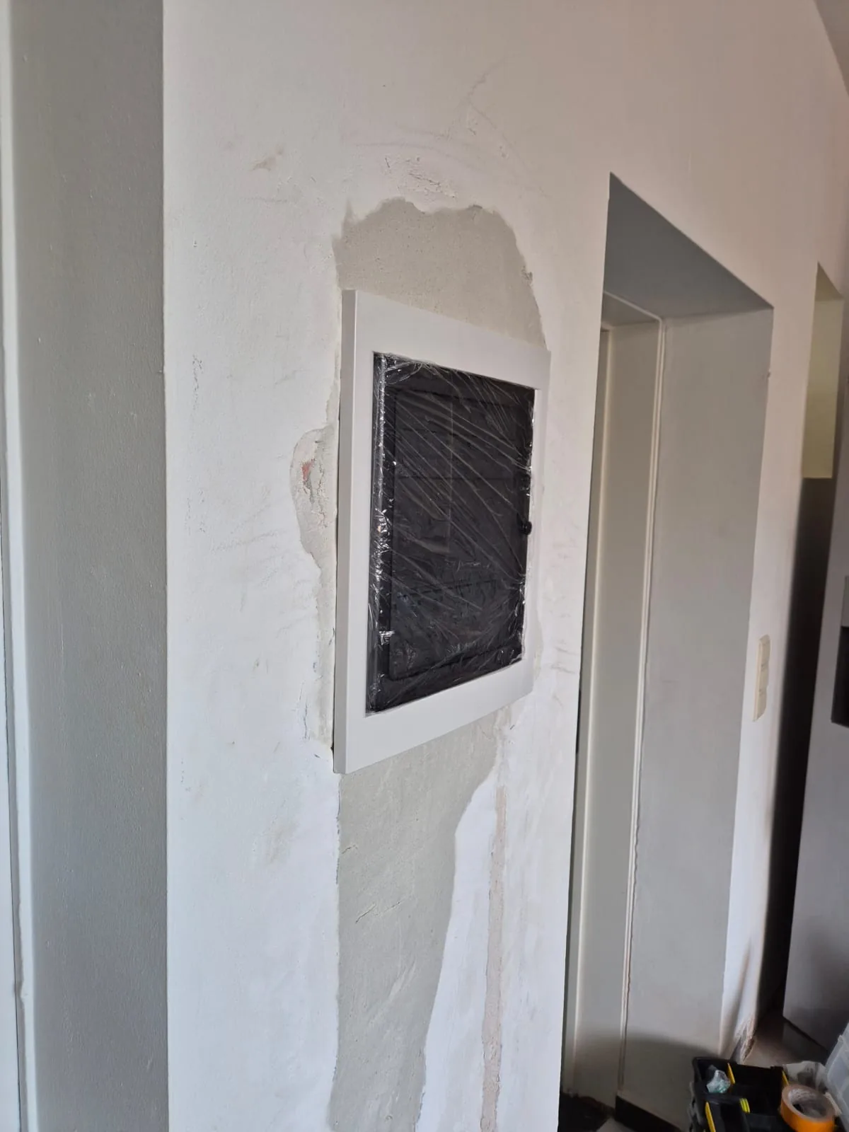 Tableau électrique refermé et cadre posé après une mise en conformité réalisée par Belix Group.