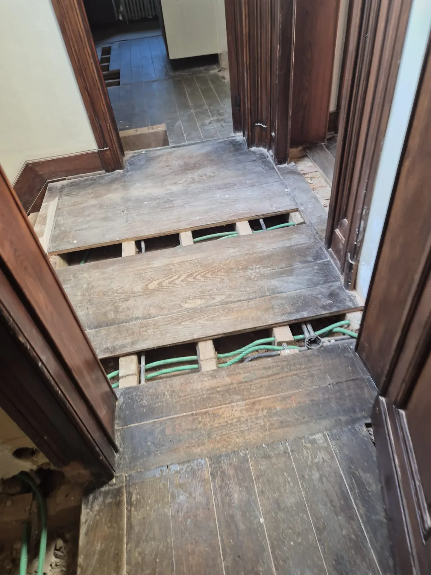 Marches d'escalier déposées pour passer les gaines dessous.
