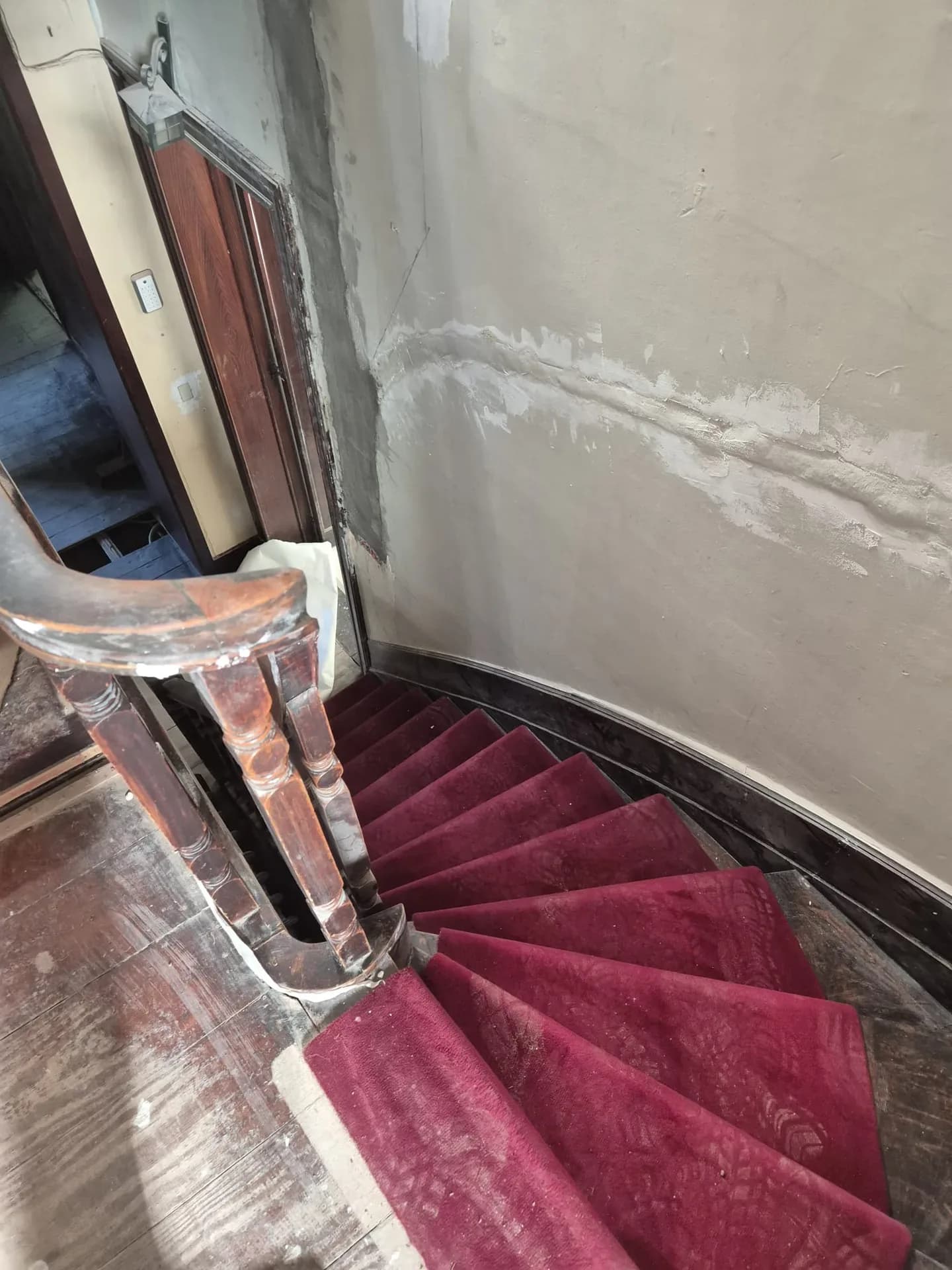 Saignée le long de l'escalier d'une maison de maître.
