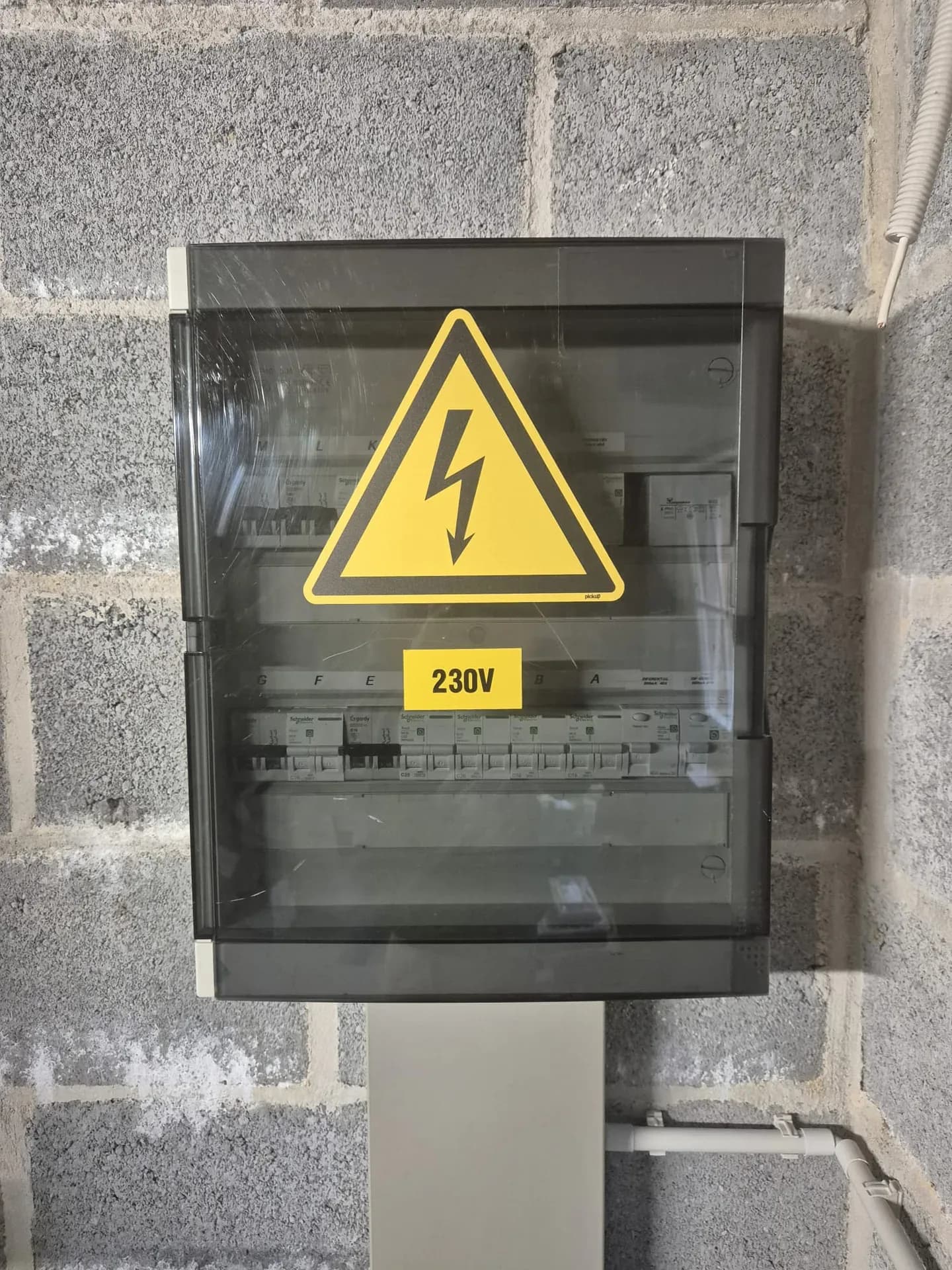 Coffret de distribution signalé, dans un local technique.