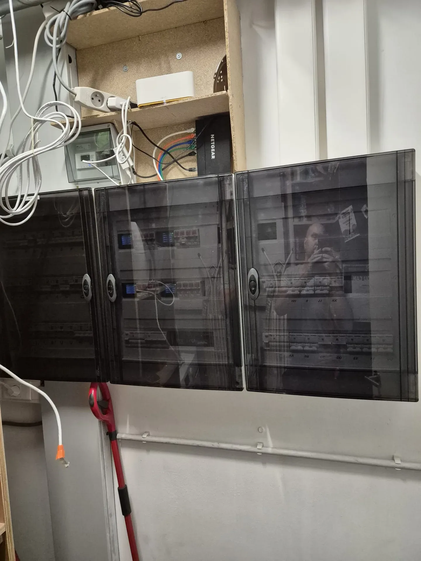 Coffrets alignés dans le local technique d'un immeuble.