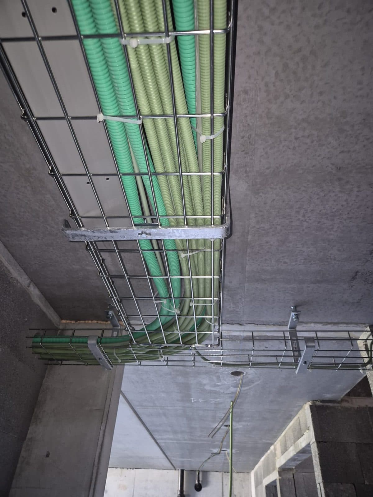 Chemin de câbles et gaines sous une dalle en béton