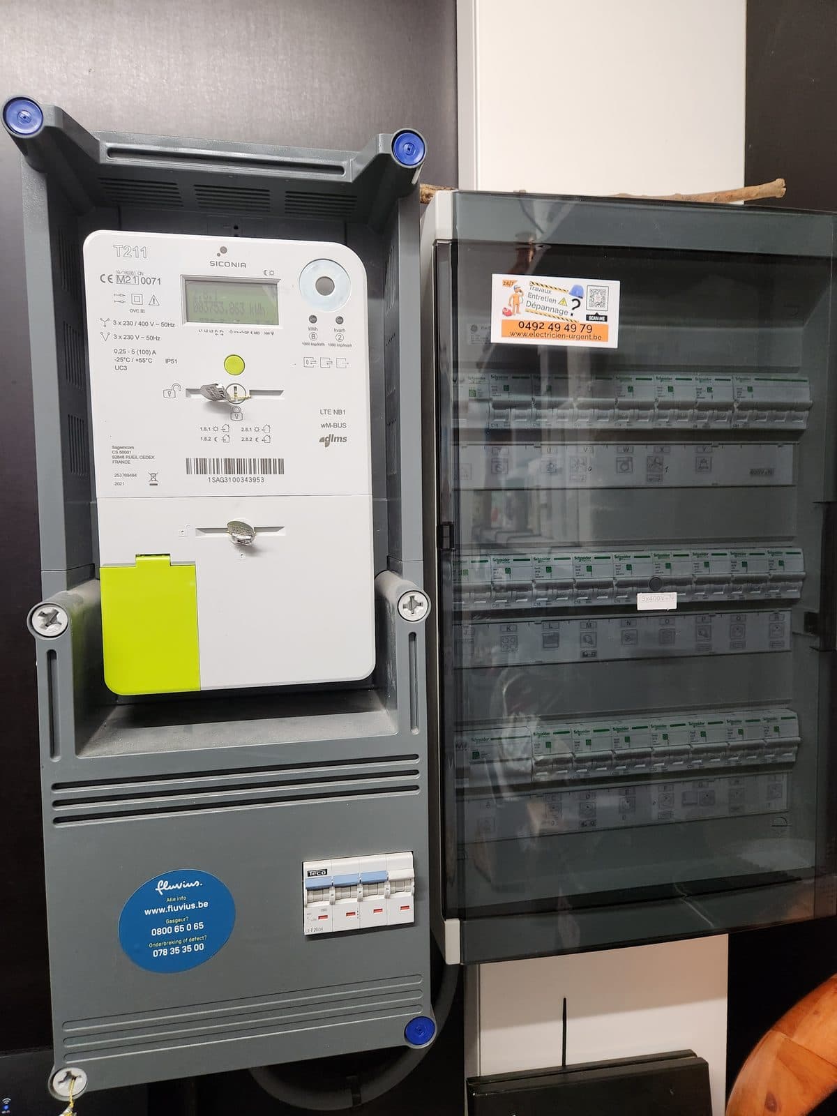 Compteur Fluvius et tableau électrique Schneider triphasé avec circuits repérés