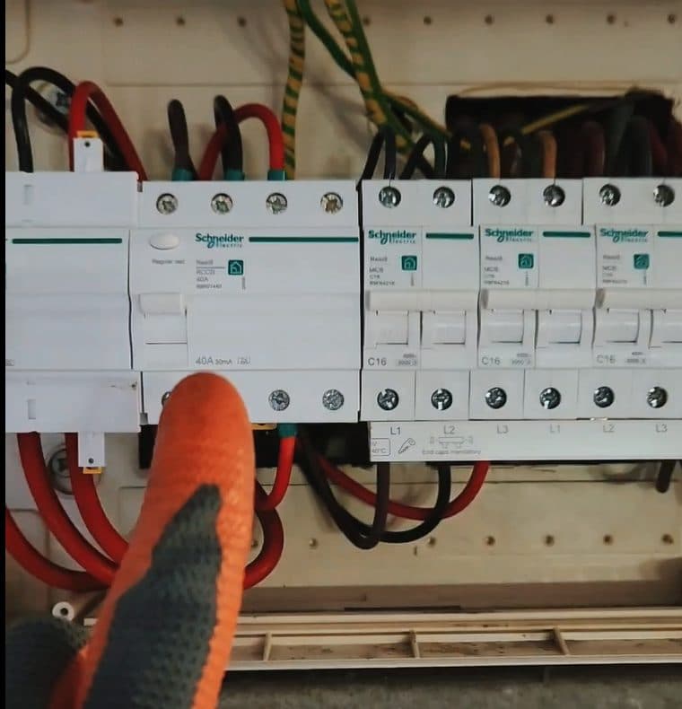 Différentiel 40 A 30 mA et disjoncteurs dans un tableau électrique