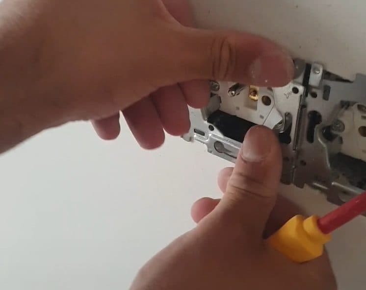 Remplacement d'une prise électrique encastrée
